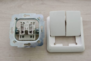 Электронная схема с двумя выключателями